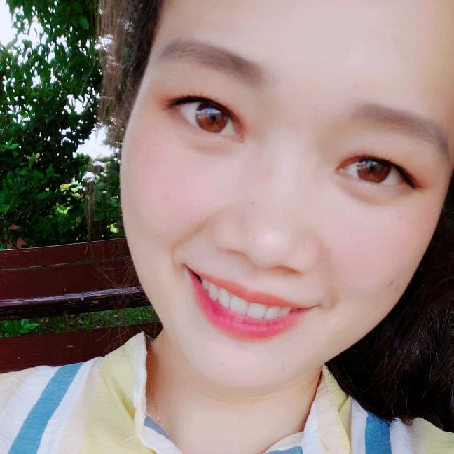 路边摊的小姐姐