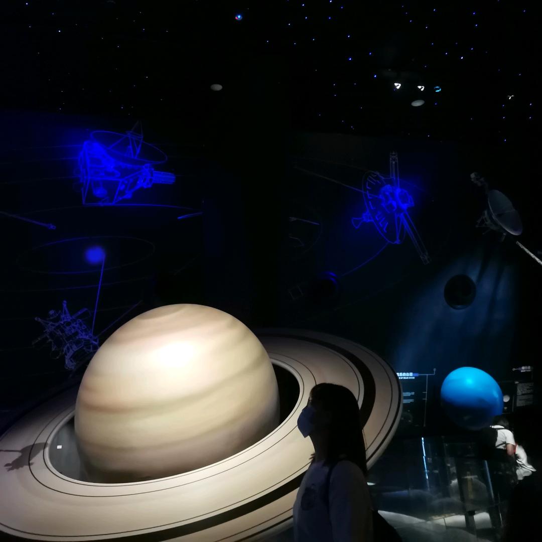 对方正在长头发