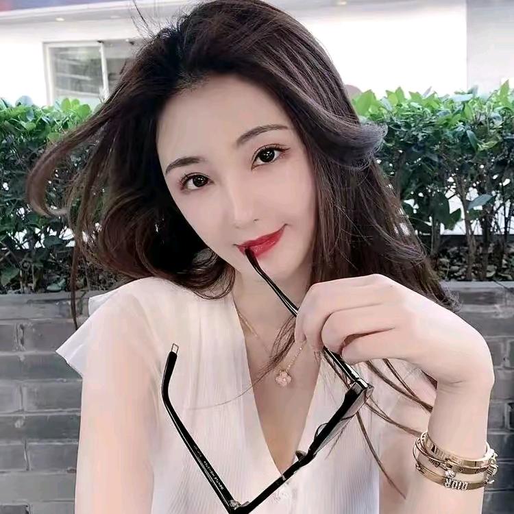一只白