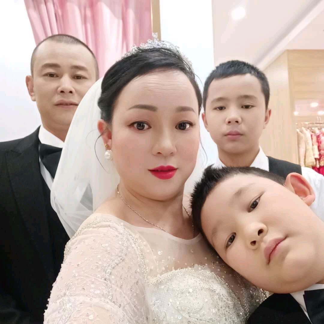 天桥街上简姐烧烤店，欢迎各位新老客户光临