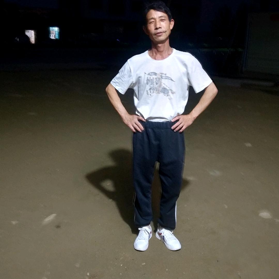 爱跳广场舞的小李