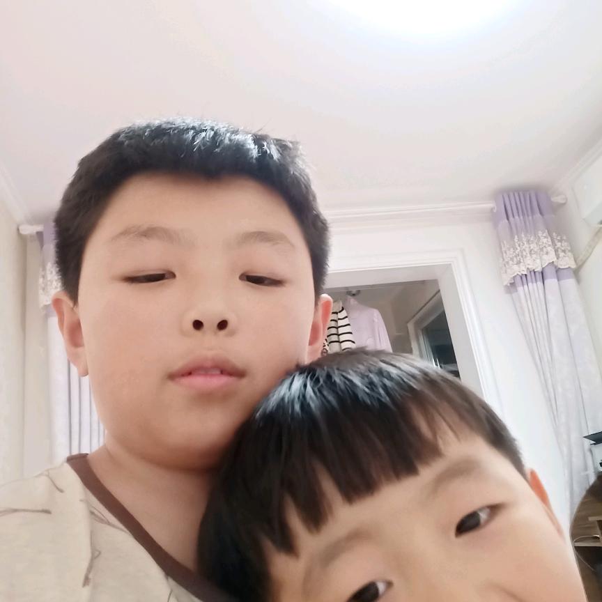 真的是两个小子啊