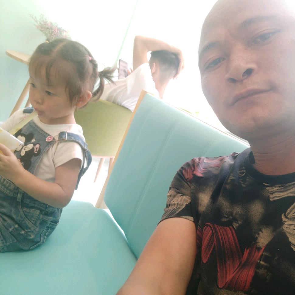 勤劳的光头强，我要去砍树。
