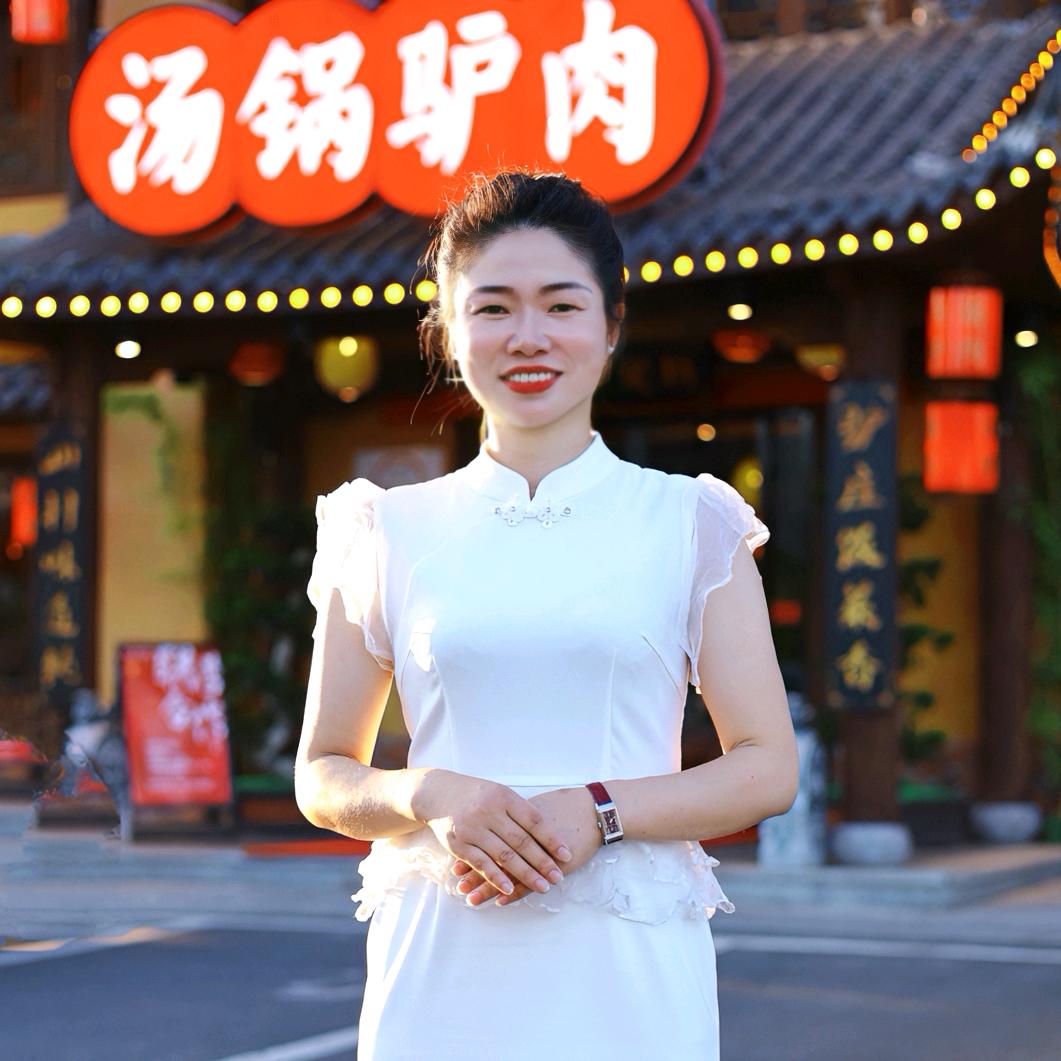 山村驴庄  大掌柜 龚姐