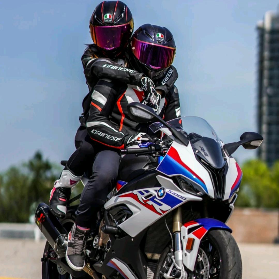 帅气的小哥哥。摩托车。保驾护航。