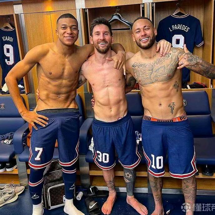 喜欢踢球的数学老师          ╲