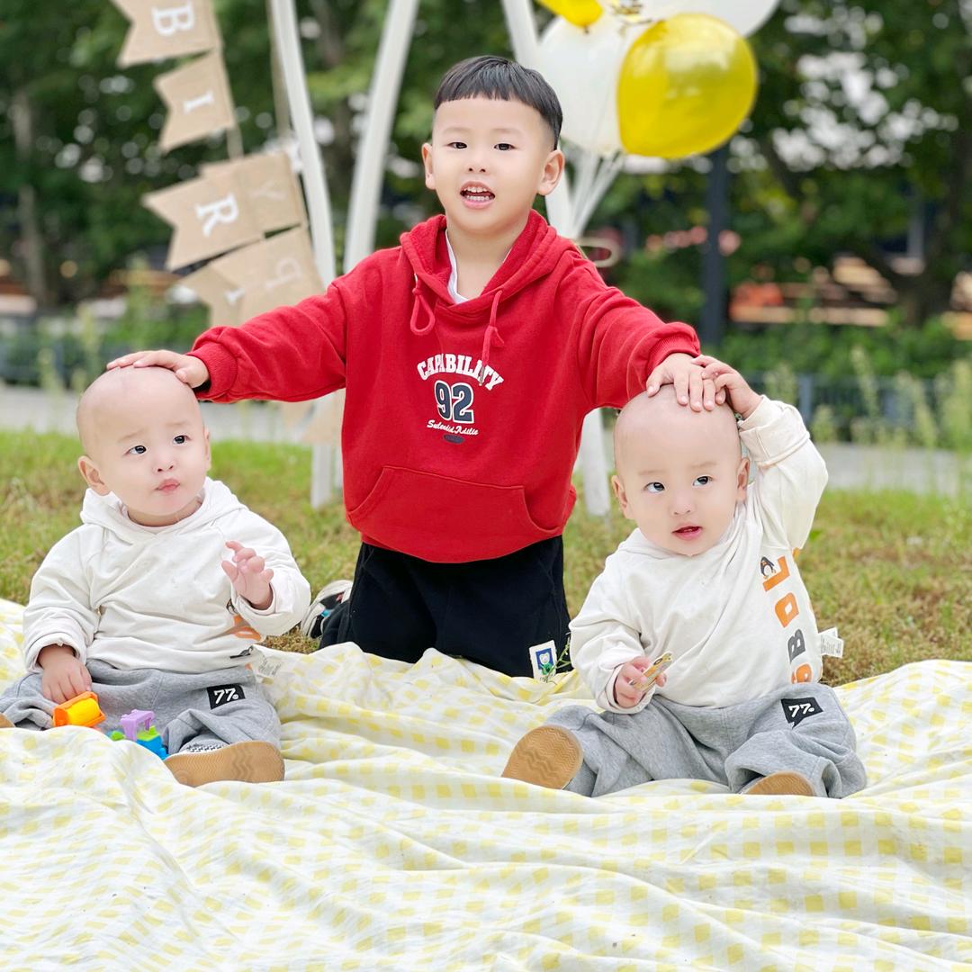 双胞胎小地雷麻麻