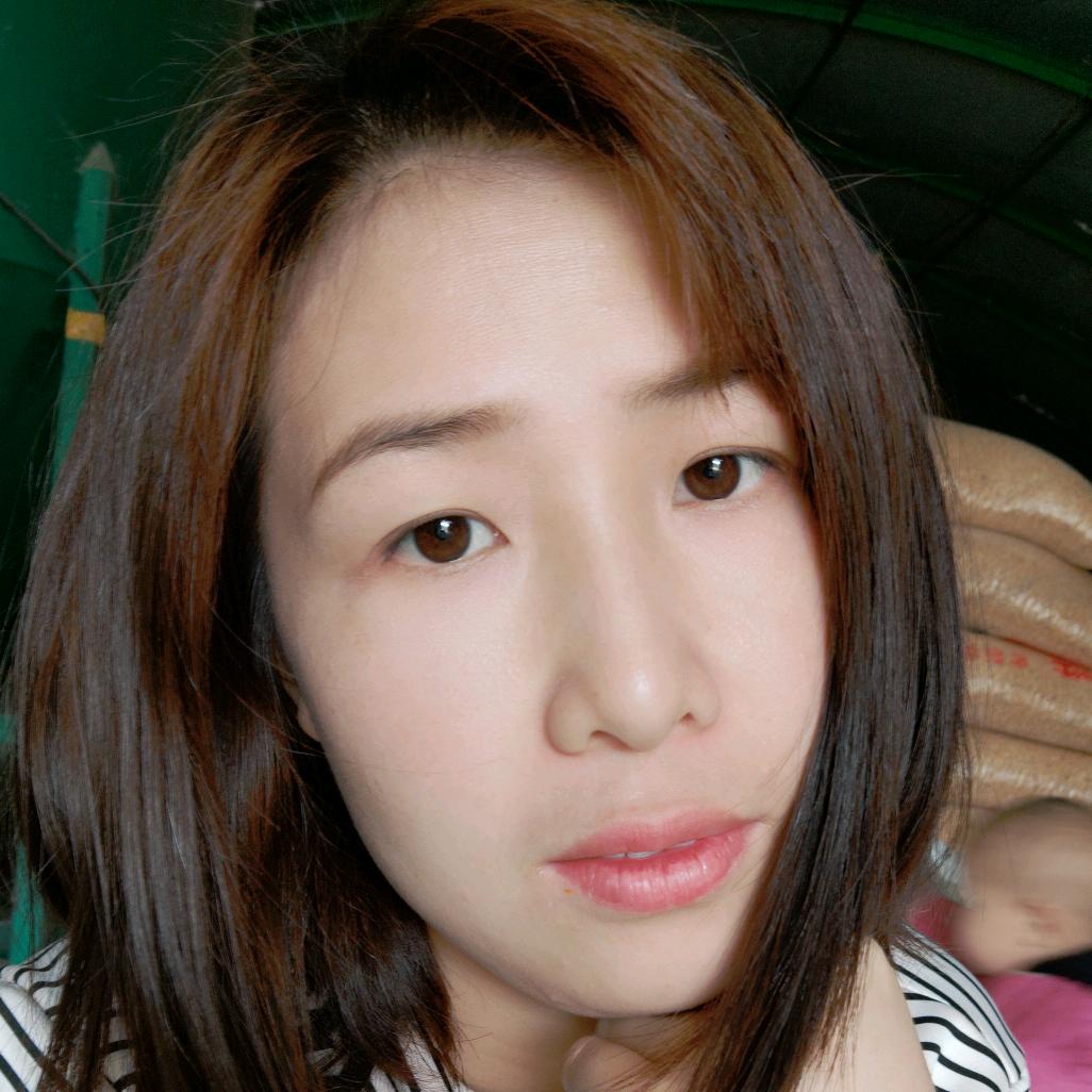 小小妇女在农村