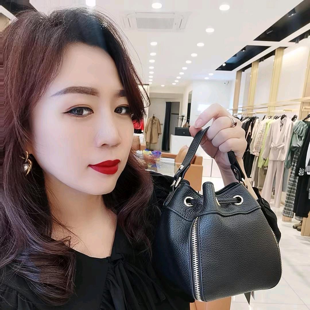 青冈县玛丝恩迪女装霞