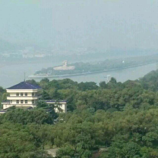 青衫磊落险峰行