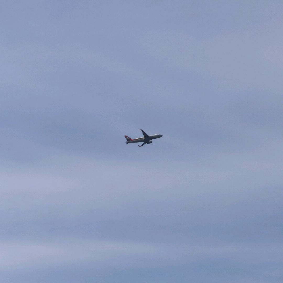 飞机飞过天空