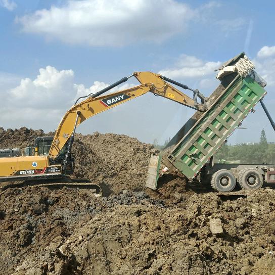 小张师傅开挖掘机