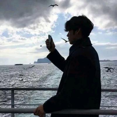 难过的黑色牛奶