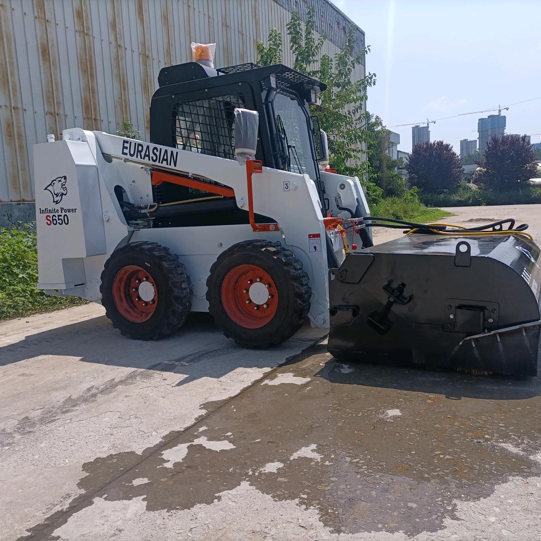 亚欧重工：滑移清扫机，装载机改装清扫