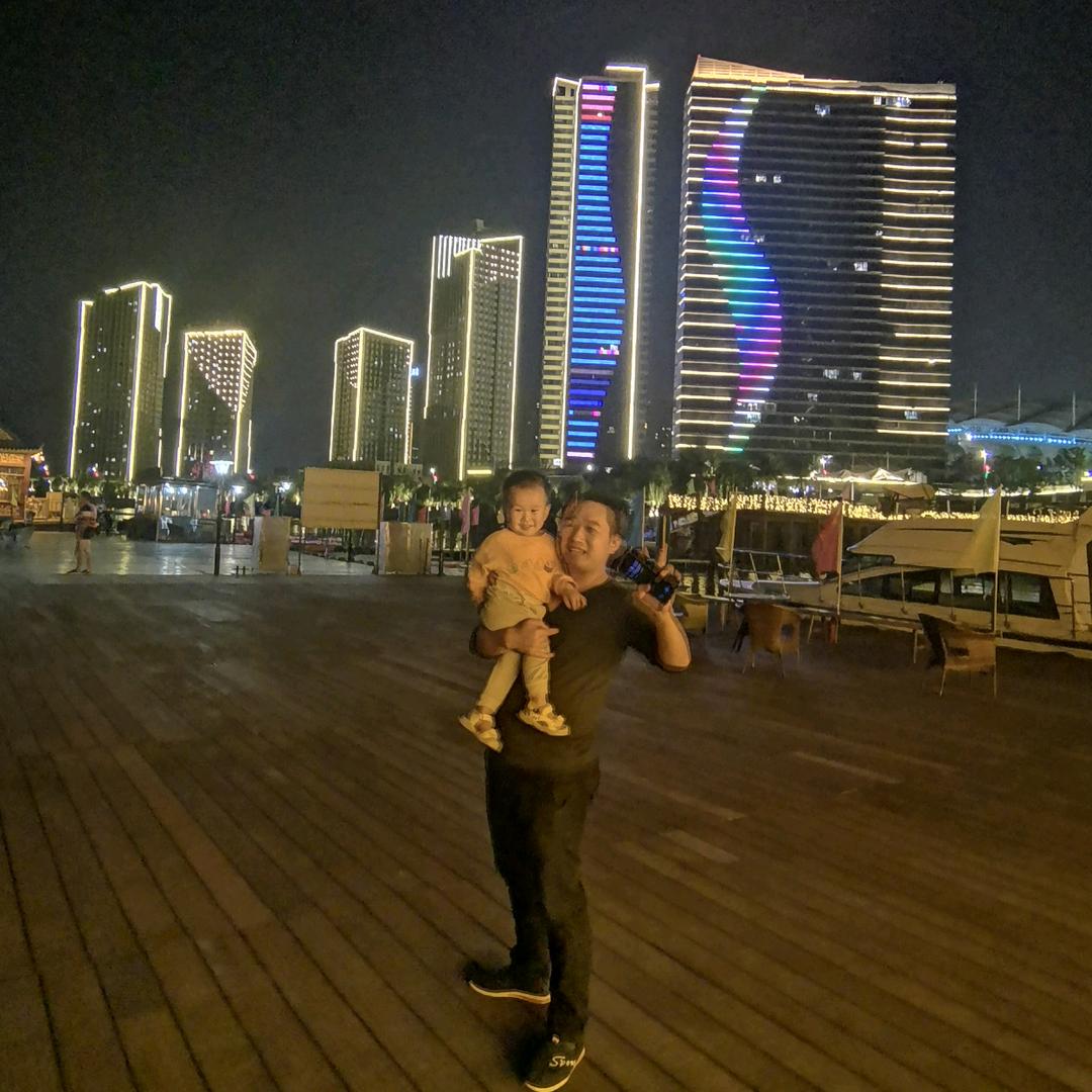 采蘑菇的小伙子