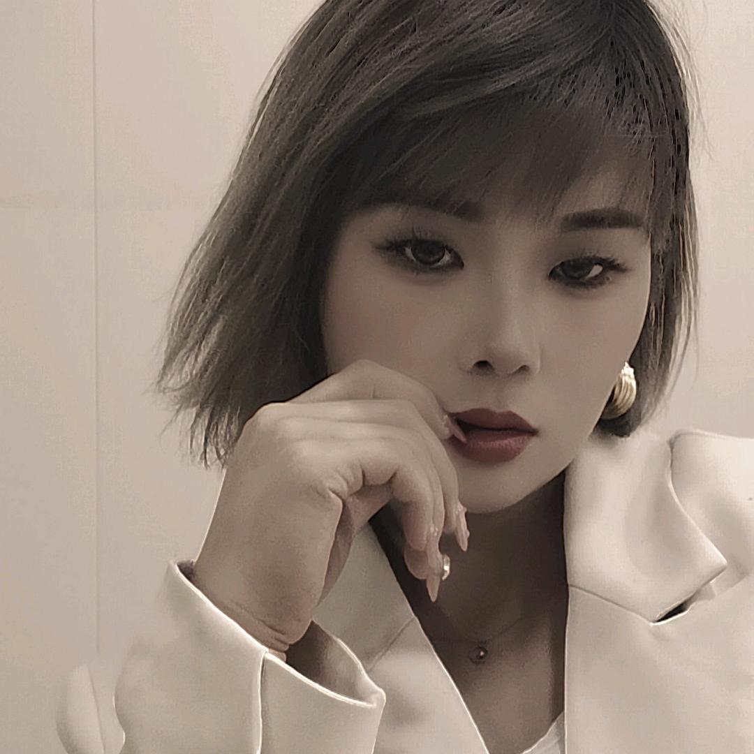 爱上香烟和酒的姑娘