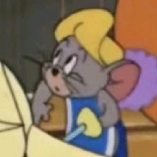 小猫拿睫毛夹夹老奶奶脚后跟