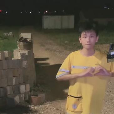 单亲农村娃带妹妹生活