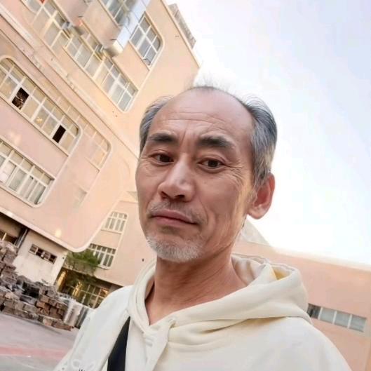叾屾