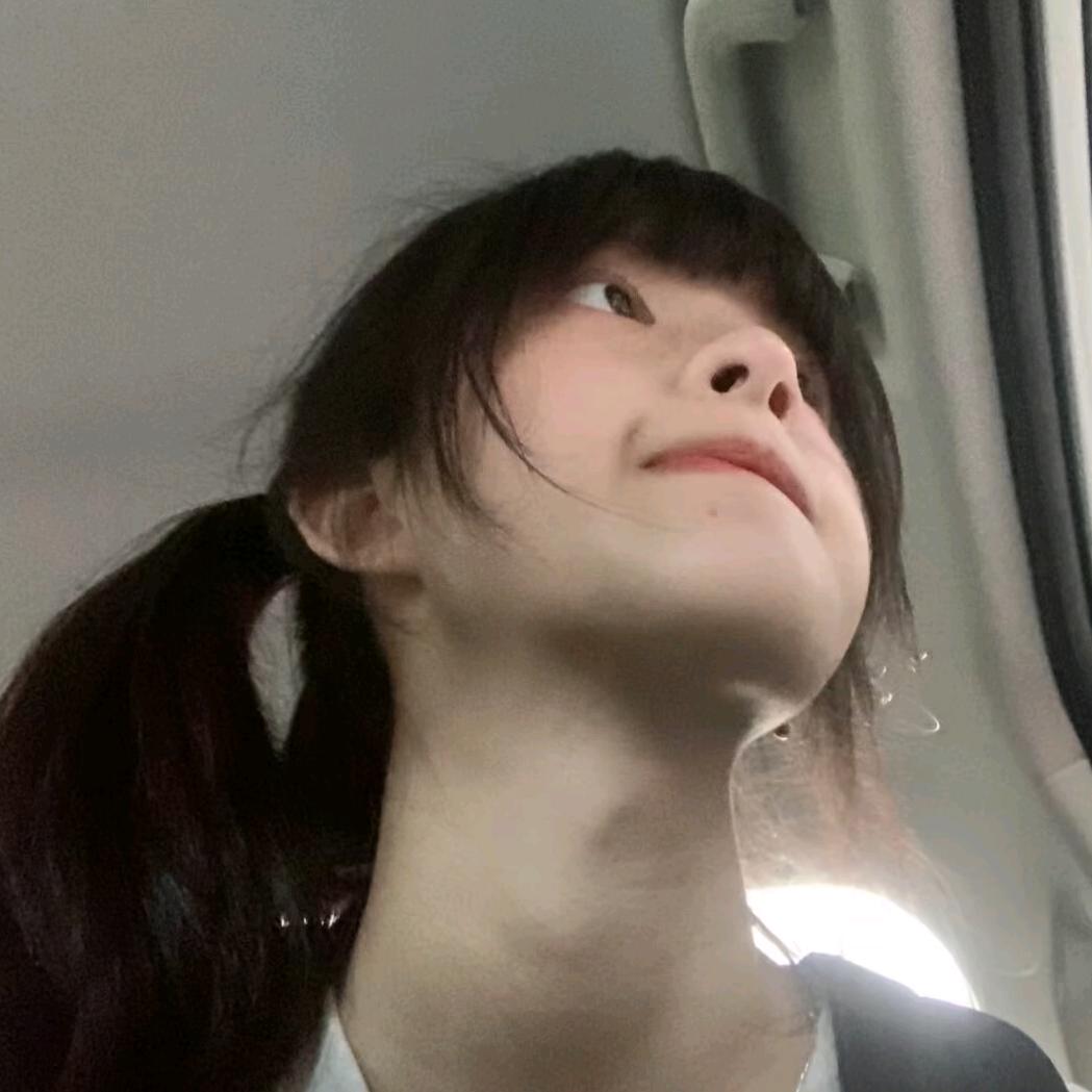 >_<