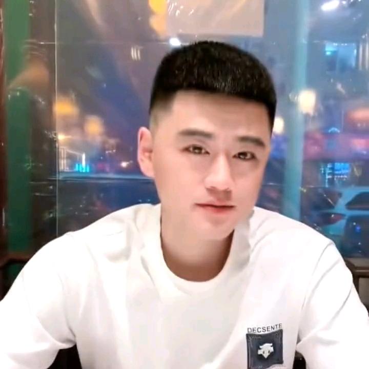 背后的男人