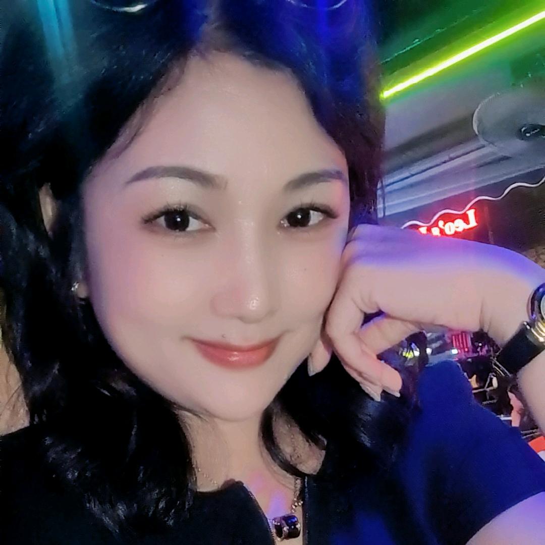 蔡姑娘在做汽车检测