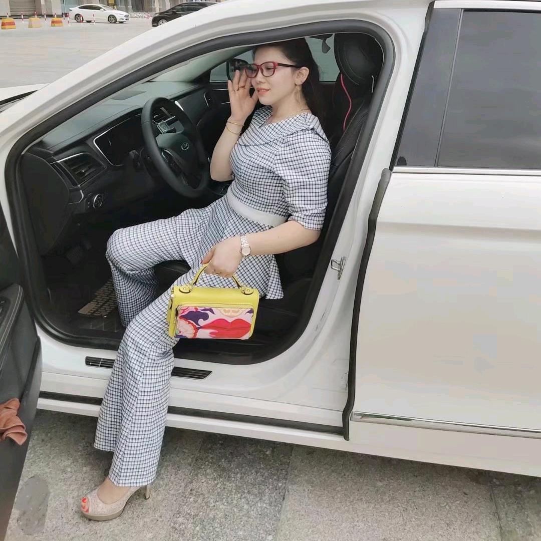 月亮🌙女神（塑胶贸易））