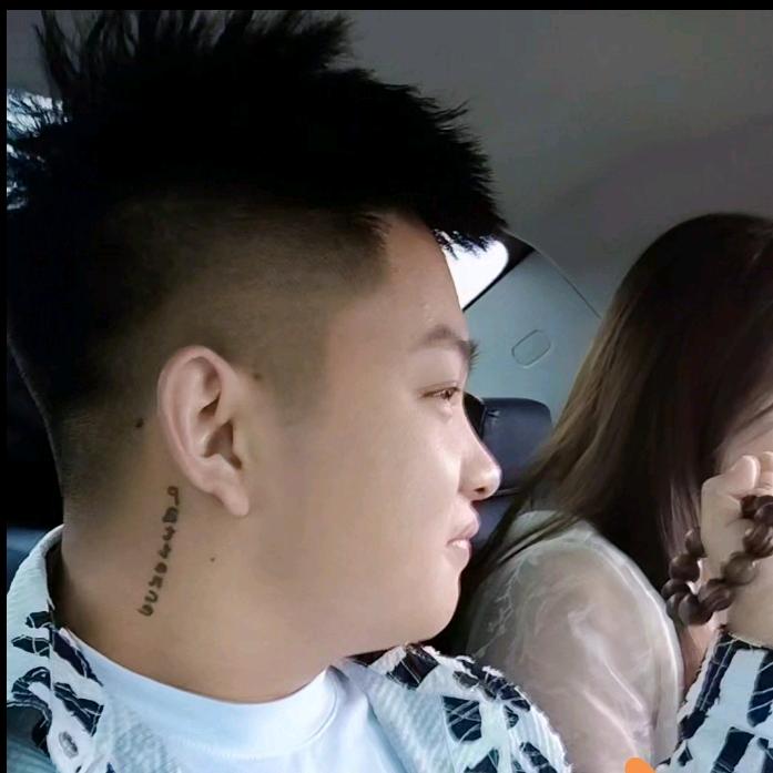 每天罐八瓶水/.