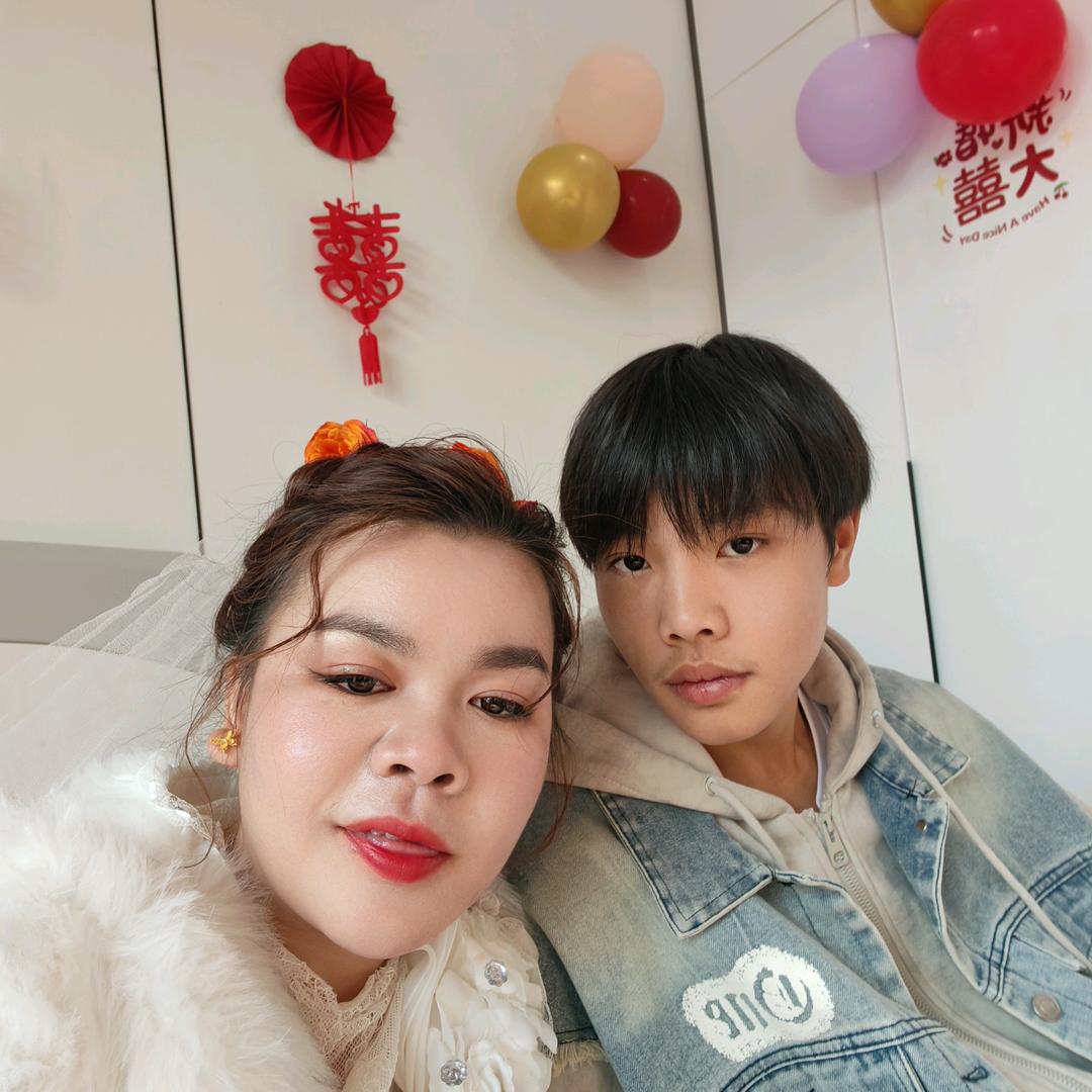 漂亮李佳瑞湘菜馆女