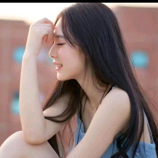 双眸灵动梨涡浅浅笑