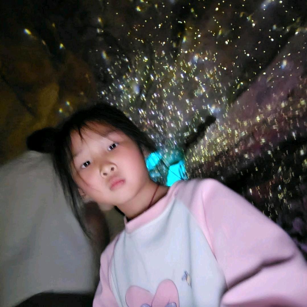 穿着红色斗篷的小女孩