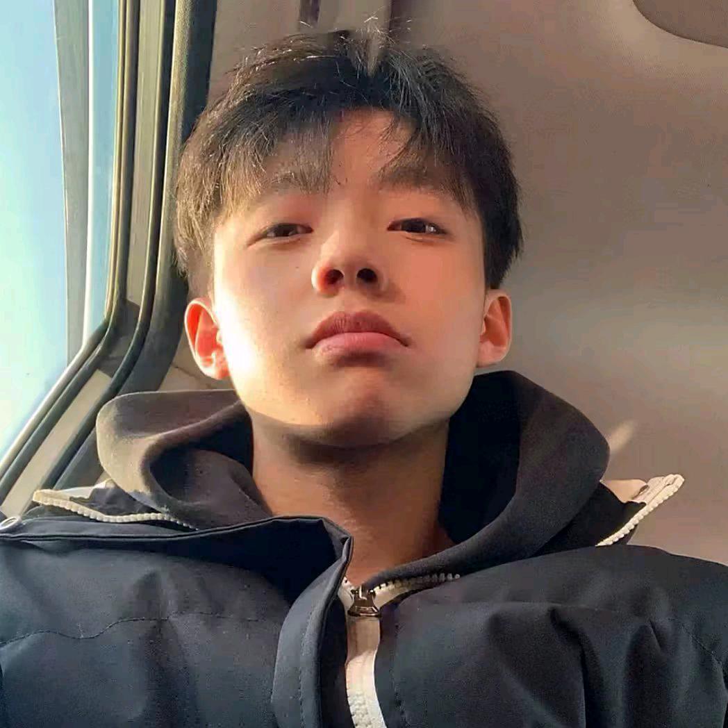 尴尬而不失礼貌的笑