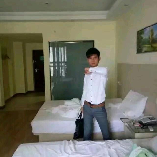 笑着退场
