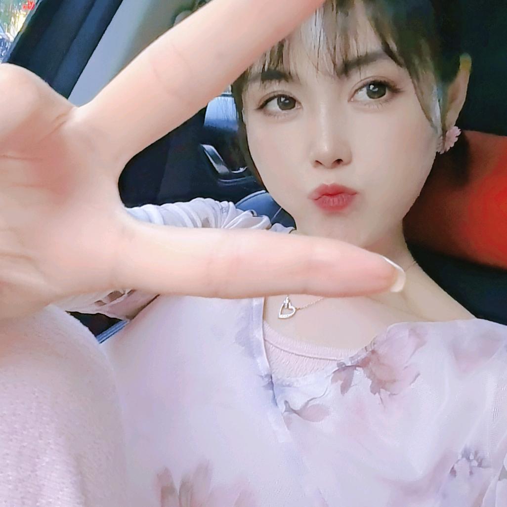 做护肤的小姐姐