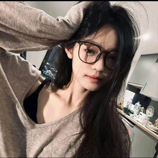 春英.邴隽凝