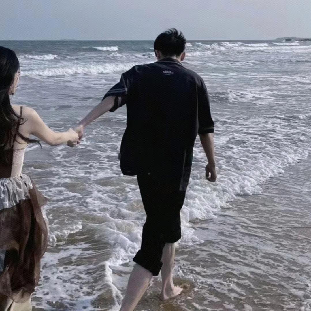沉默的小明。