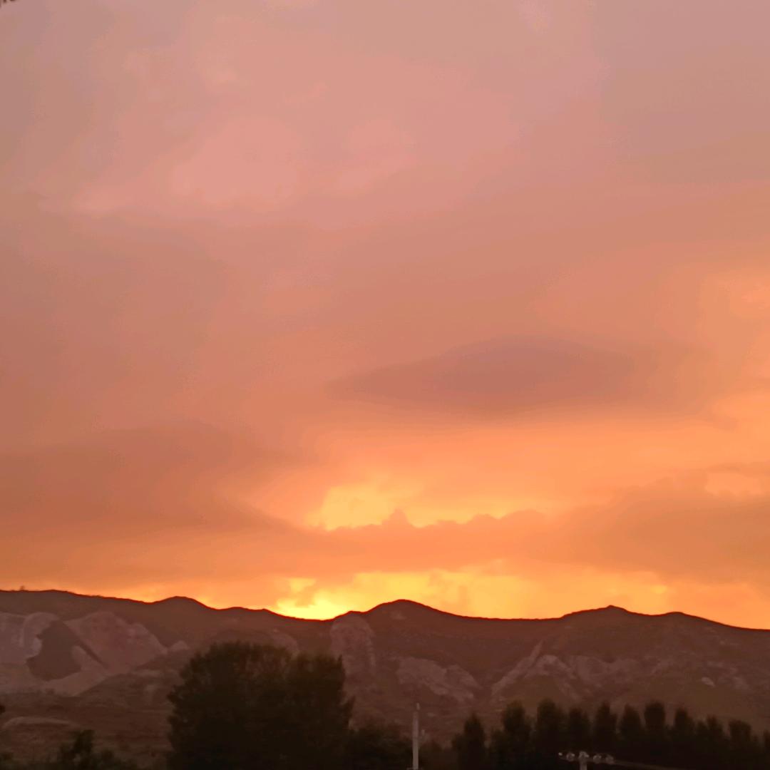 赠人🌹🌹🌹，手留余香。