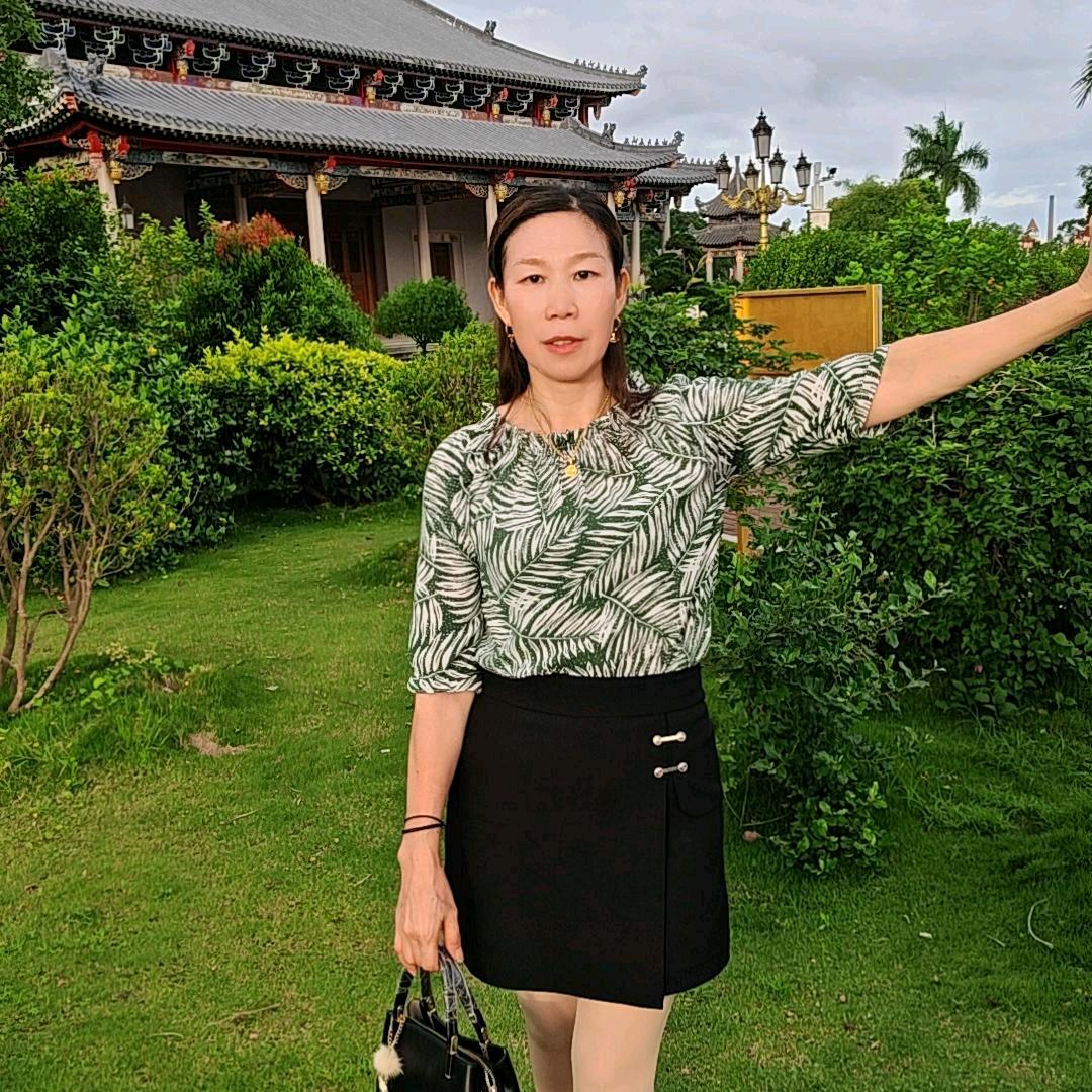 陪我一起去看月亮。