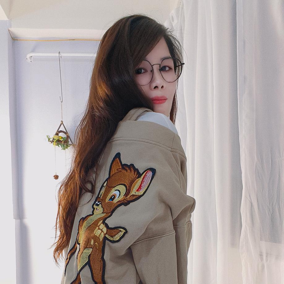戴眼镜的那那