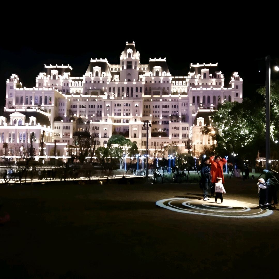 朋万车行。老任