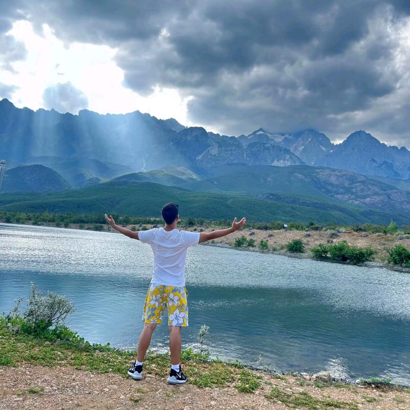 青海湖边的黑曼巴