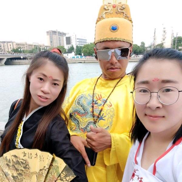 墨镜一带谁也不爱。