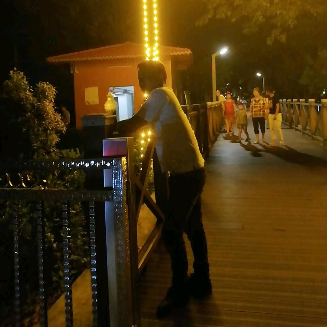 一双托鞋混抖音