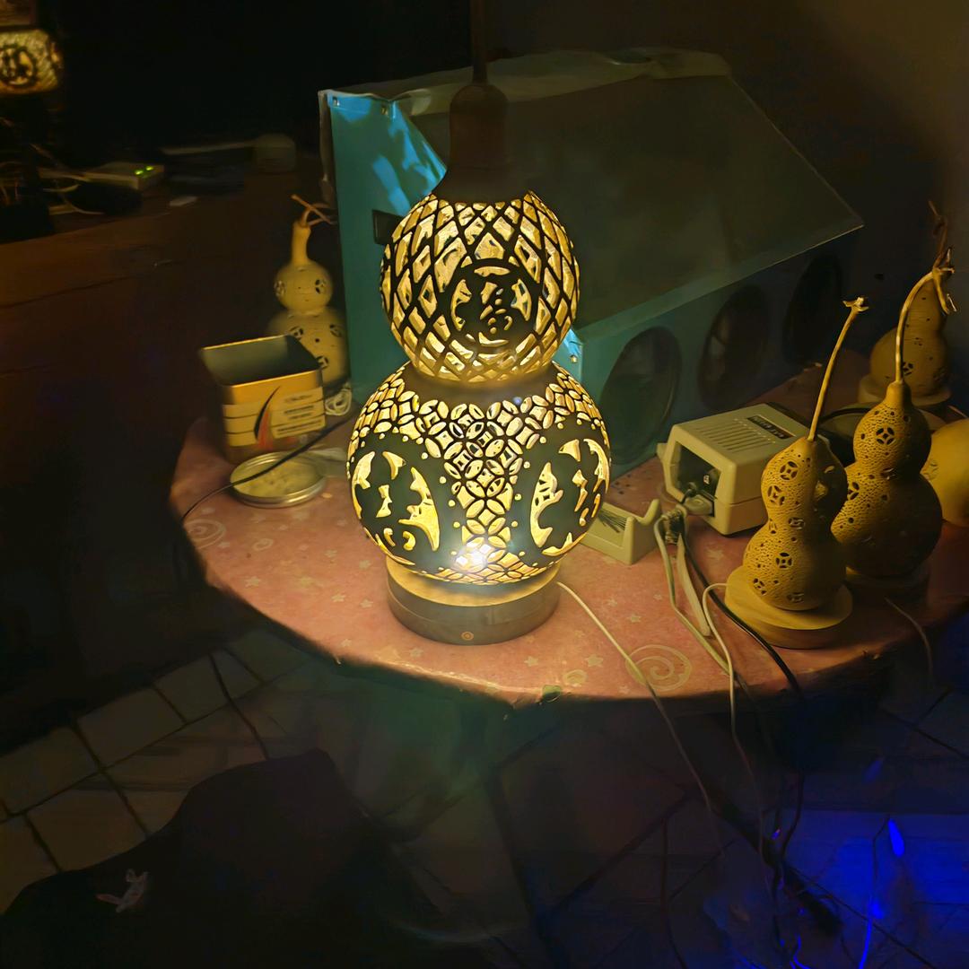 葫芦哥，手工雕刻葫芦灯