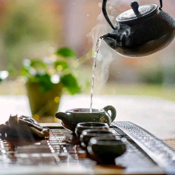 杯子的黑茶馆