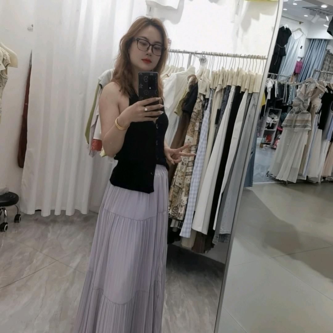 卖衣服的小姐姐😛