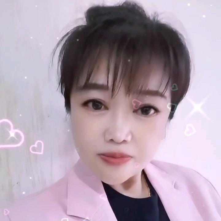小霞。