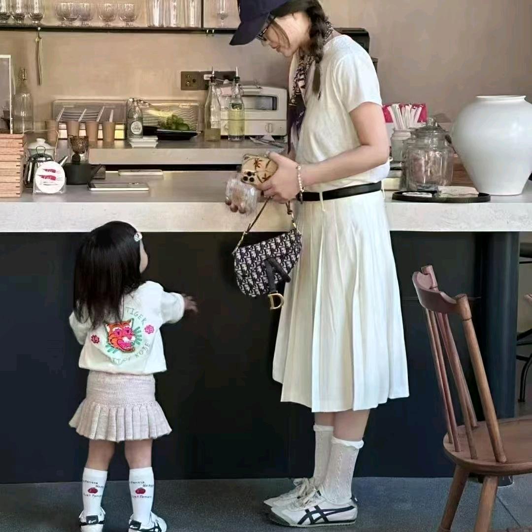 卖虎鞋的小姐姐