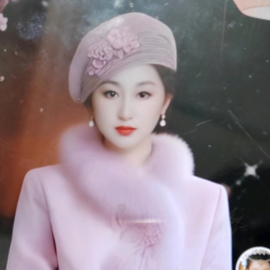 苍天不解人情暖，冷眼看花尽是非！没人懂我