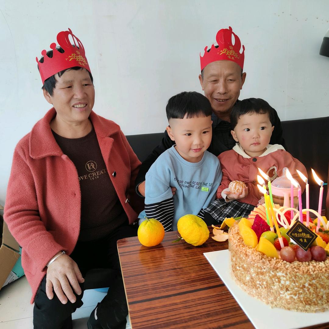 (๑><๑）欢天喜地(๑><๑）